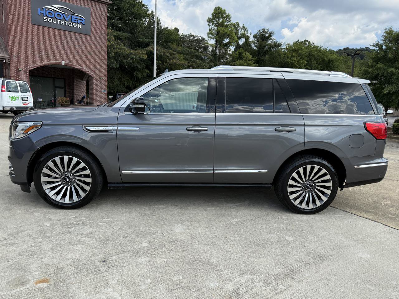 Used 2021 Lincoln Navigator Reserve w/ Luxury Package RWD image 2