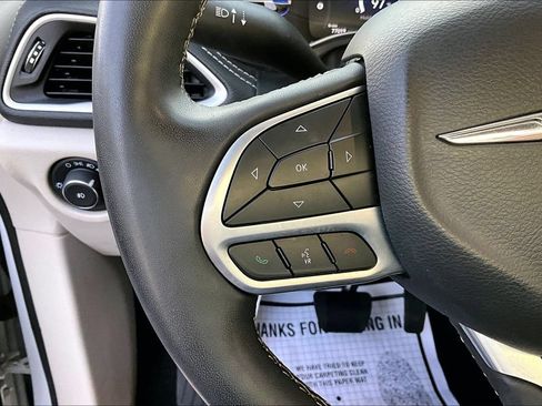 Used 2024 Chrysler Pacifica Limited FWD image 11