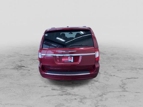 Used 2015 Chrysler Town & Country Touring FWD image 9