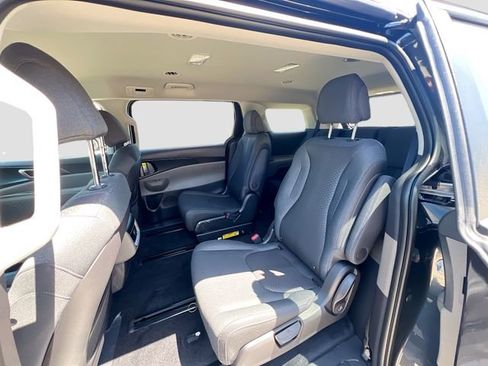 New 2026 Kia Carnival LX FWD image 23