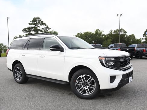 New 2026 Ford Expedition Active RWD image 3