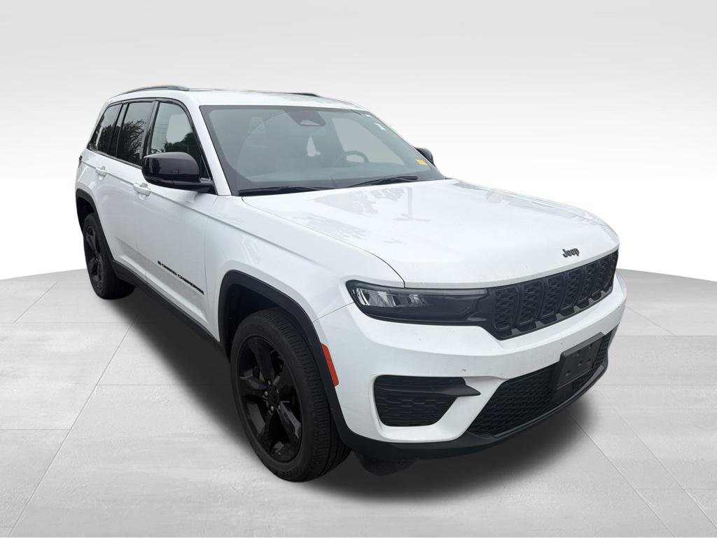 Used 2024 Jeep Grand Cherokee Altitude AWD/4WD image 3