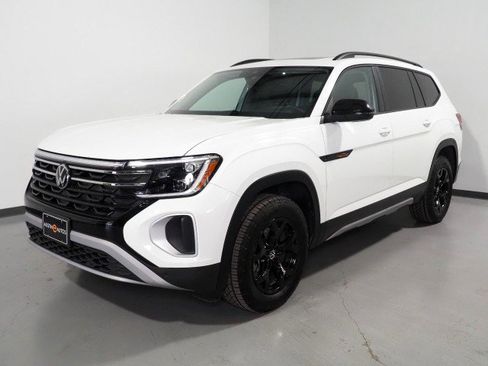 Used 2025 Volkswagen Atlas Peak Edition image 10