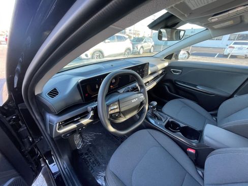 Used 2025 Kia K4 LXS image 37