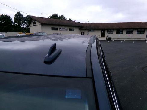 Used 2018 Chevrolet Suburban LT image 9