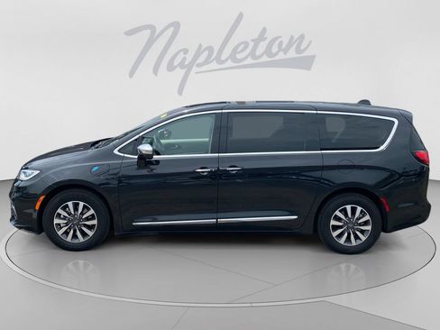 Used 2022 Chrysler Pacifica Limited FWD image 2