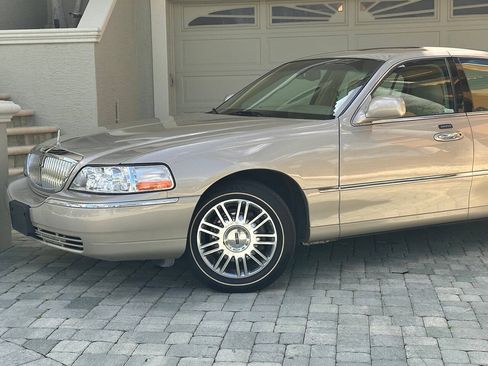 Used 2007 Lincoln Town Car Signature Limited RWD image 2