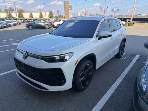 Used 2026 Volkswagen Tiguan SEL R-Line image 2