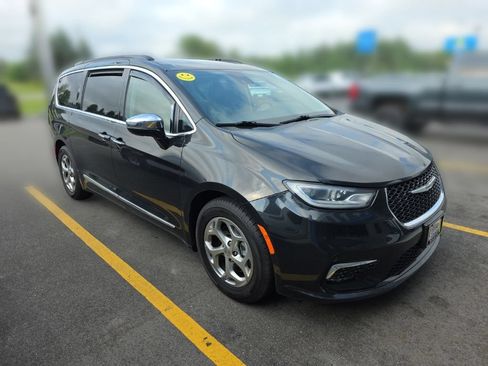 Used 2023 Chrysler Pacifica Limited FWD image 3