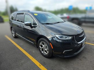 Used 2023 Chrysler Pacifica Limited FWD video 3