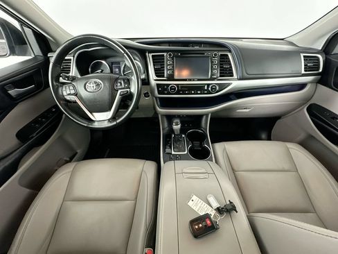 Used 2019 Toyota Highlander XLE AWD/4WD image 10
