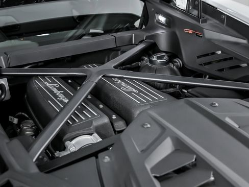 Used 2020 Lamborghini Huracan EVO image 16