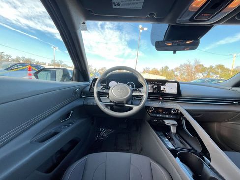 Used 2025 Hyundai Elantra SEL image 32