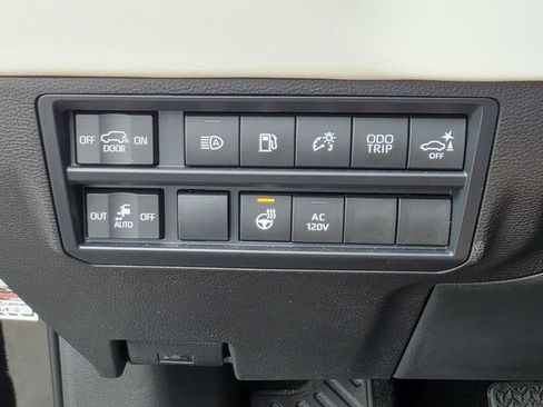 Used 2025 Toyota Sequoia Capstone AWD/4WD image 34