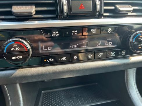 Used 2023 Nissan Pathfinder SL AWD/4WD image 17