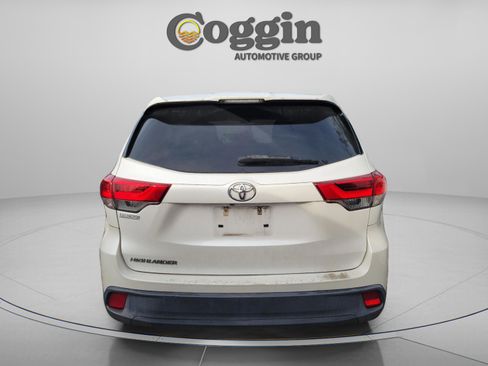 Used 2017 Toyota Highlander LE FWD image 5