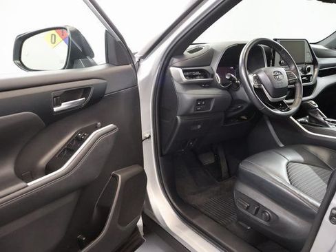 Used 2023 Toyota Highlander XSE AWD/4WD image 10