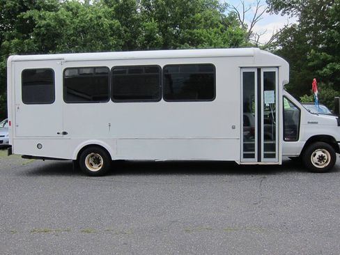 Used 2016 Ford E-450 and Econoline 450 Super Duty w/ Shuttle Bus Prep Package RWD image 6