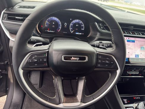 Used 2024 Jeep Grand Cherokee Limited image 16