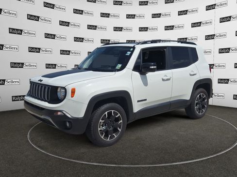 Used 2023 Jeep Renegade Latitude w/ Sun/Sound Group AWD/4WD image 2