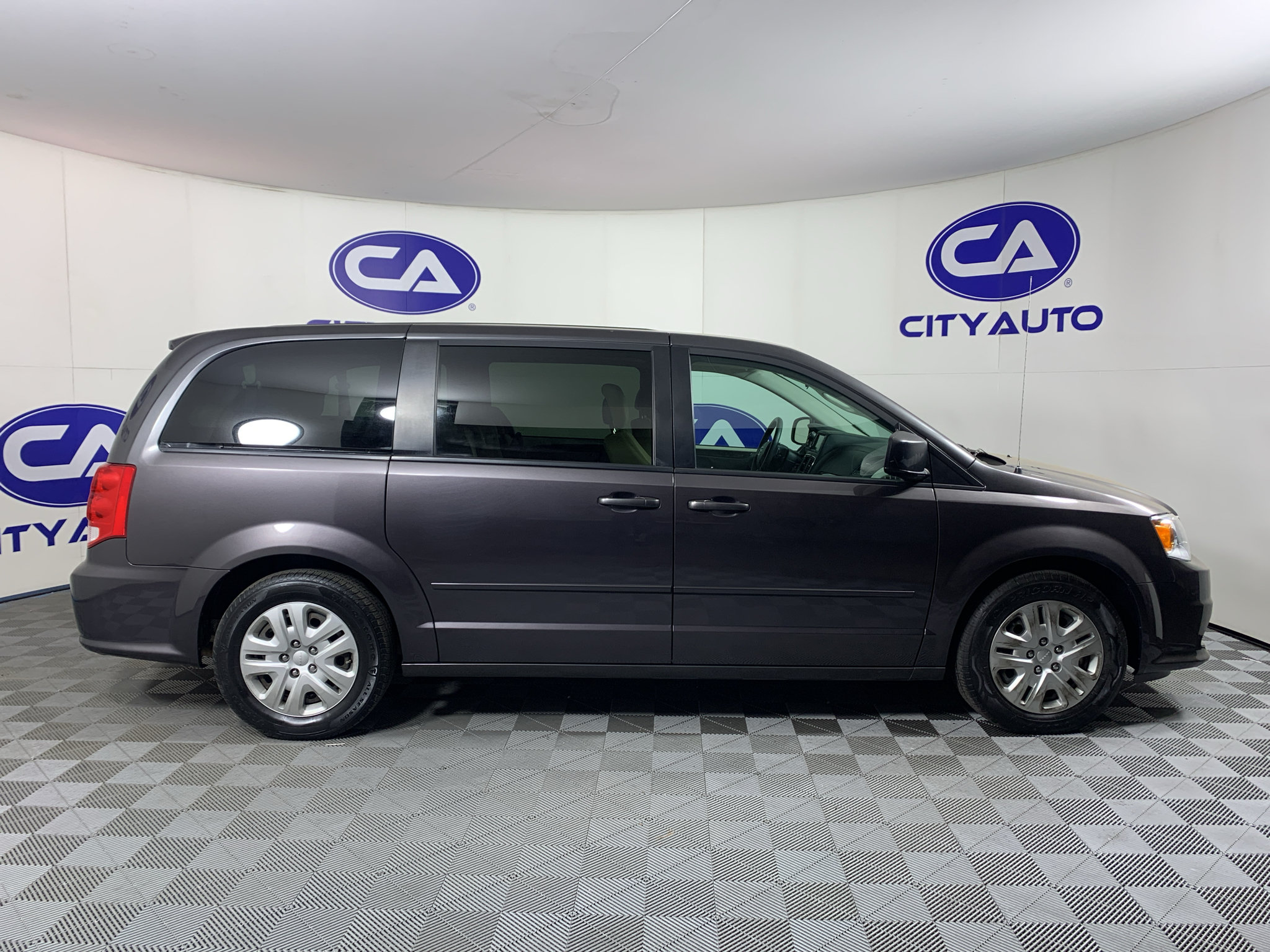 Used 2016 Dodge Grand Caravan SE w/ Quick Order Package 29E SE FWD image 2