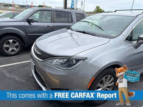 Used 2018 Chrysler Pacifica Touring-L FWD image 2