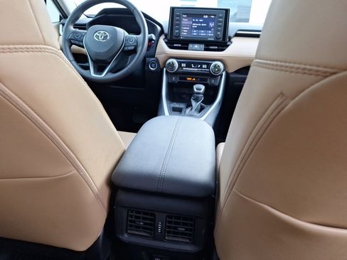 Used 2022 Toyota RAV4 XLE Premium image 32