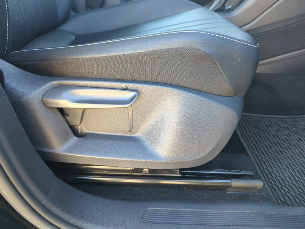 Used 2023 Volkswagen Tiguan SE w/ Panoramic Sunroof Package FWD image 36