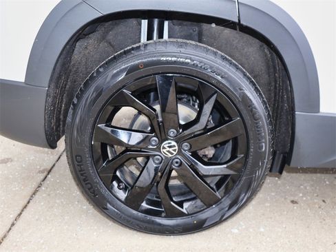 Certified 2022 Volkswagen Taos SE w/ Driver Assistance Package image 9