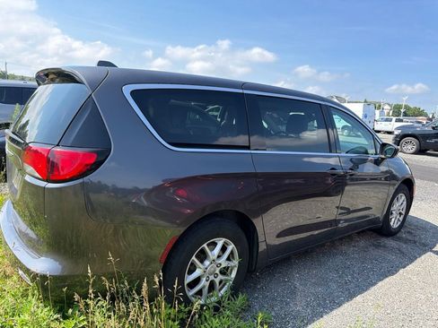 Used 2017 Chrysler Pacifica Touring FWD image 5