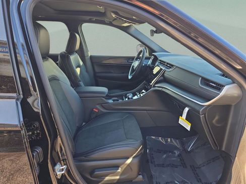 New 2025 Jeep Grand Cherokee Altitude RWD image 29
