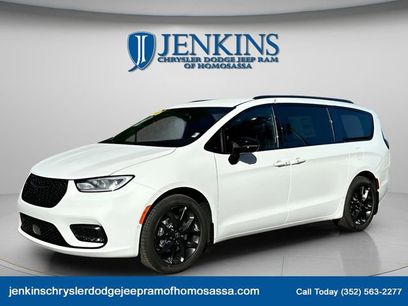 New 2026 Chrysler Pacifica Select w/ S Appearance Package