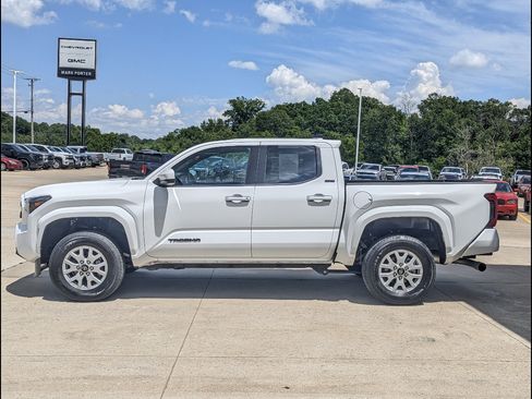 Used 2026 Toyota Tacoma SR5 AWD/4WD image 8