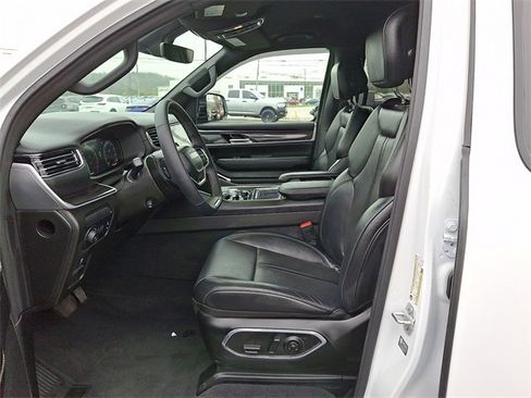 Used 2024 Jeep Wagoneer 4WD w/ Convenience Group I image 16