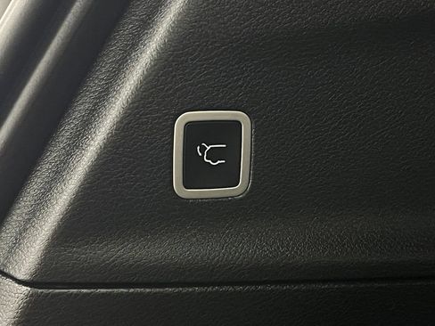 Used 2025 Chrysler Pacifica Limited FWD image 12