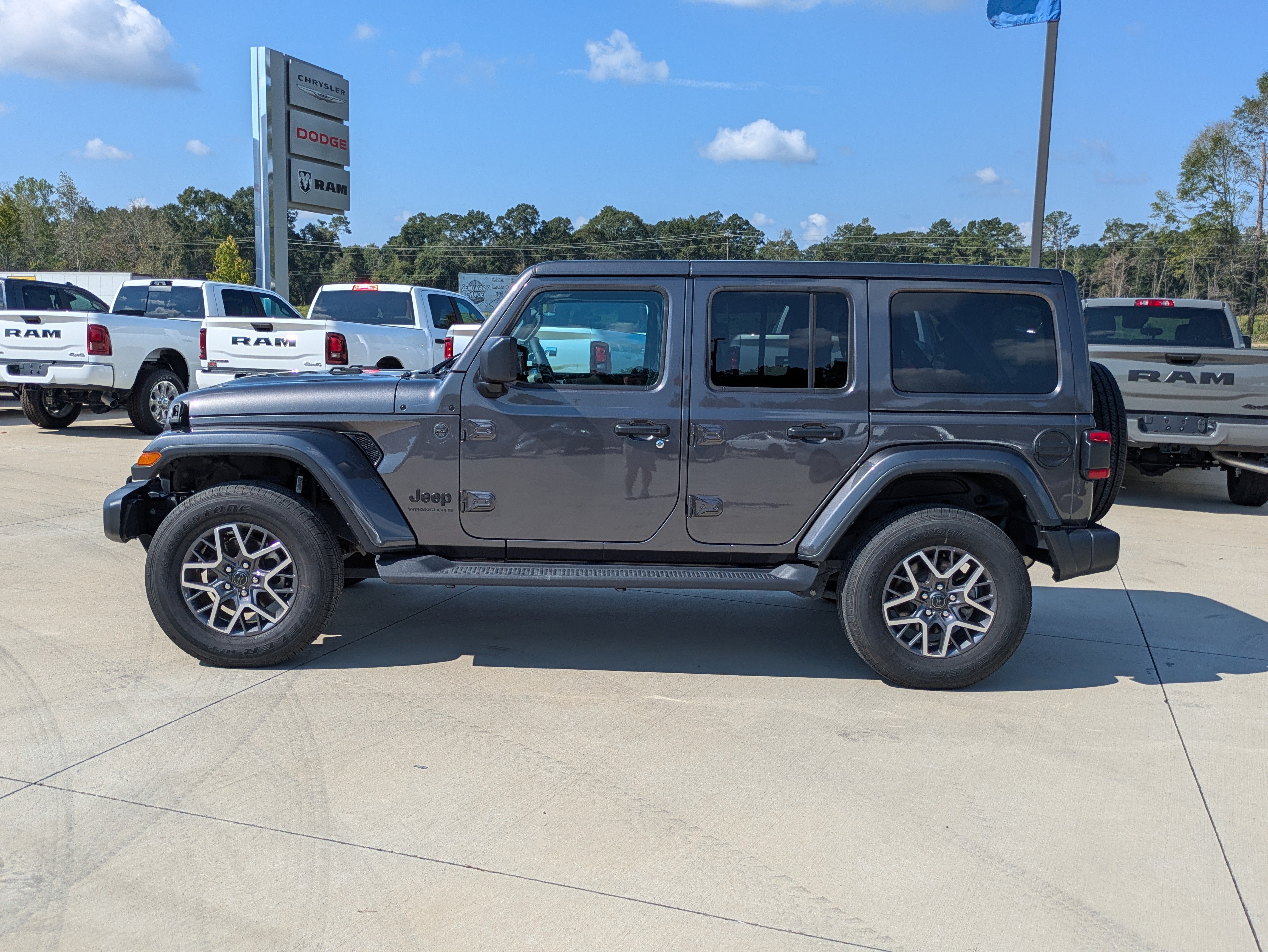 Used 2025 Jeep Wrangler Unlimited Sahara AWD/4WD image 2