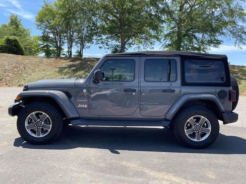 Used 2018 Jeep Wrangler Unlimited Sahara AWD/4WD image 6
