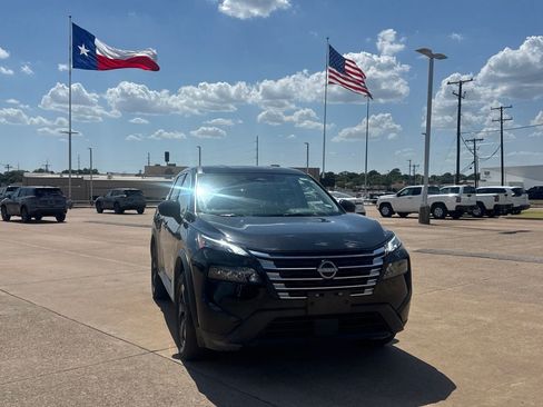 Certified 2025 Nissan Rogue SV FWD image 3