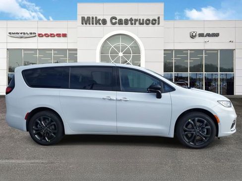 New 2026 Chrysler Pacifica Select image 3