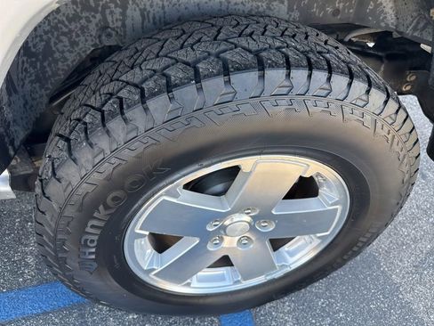 Used 2008 Jeep Wrangler Unlimited Sahara w/ Dual Top Group AWD/4WD image 13