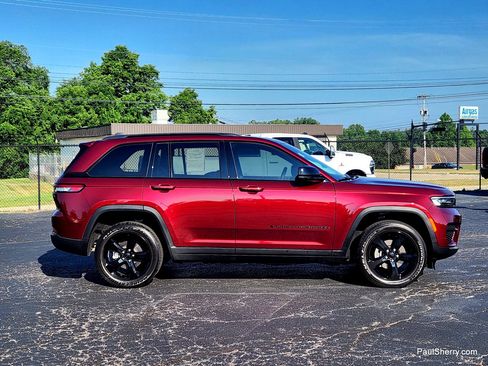 Used 2023 Jeep Grand Cherokee Altitude AWD/4WD image 14