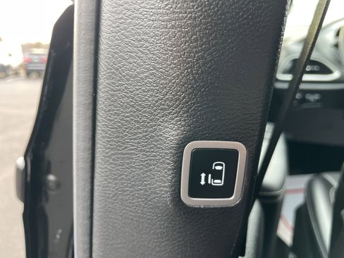 Used 2023 Chrysler Pacifica Touring-L w/ S Appearance Package image 29