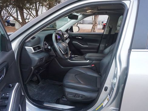 Used 2024 Toyota Highlander XLE FWD image 2