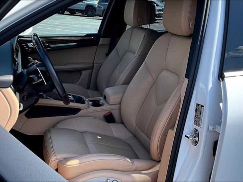 Used 2025 Porsche Macan image 13