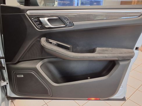 Used 2018 Porsche Macan Turbo AWD/4WD image 12