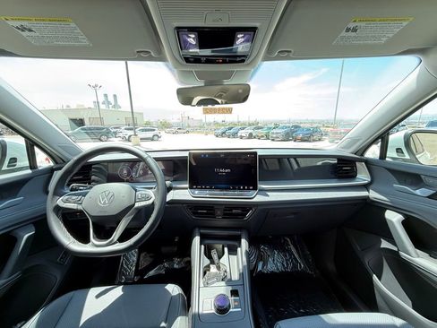 Certified 2025 Volkswagen Tiguan SE FWD image 13