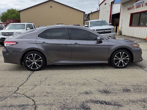 Used 2020 Toyota Camry SE w/ Convenience Package FWD image 4