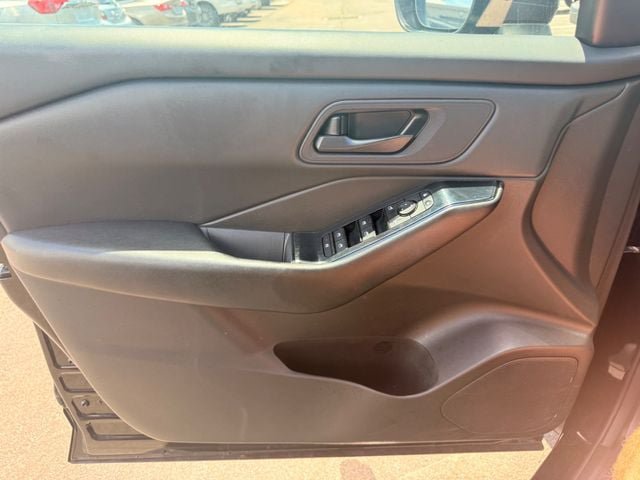 Used 2024 Nissan Rogue S FWD image 7