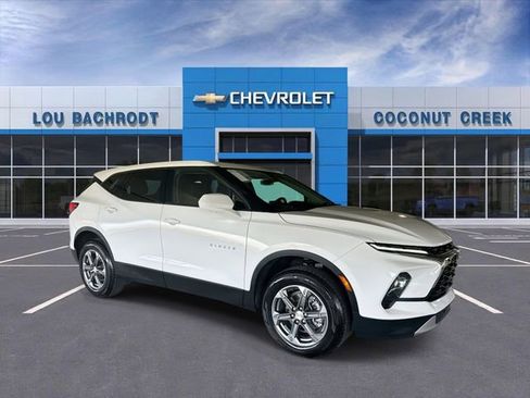 Used 2025 Chevrolet Blazer LT FWD image 2
