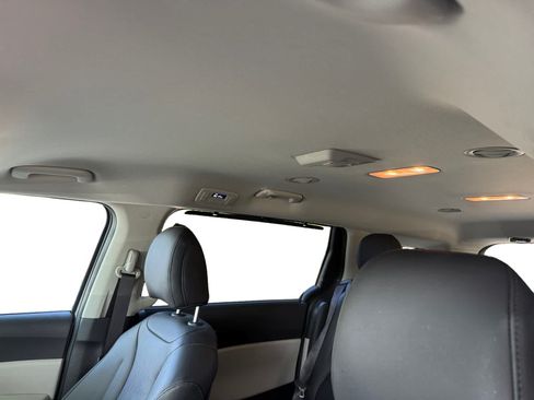 Used 2024 Kia Carnival EX FWD image 12